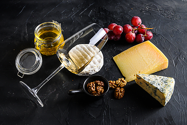 포토 JPG 해외이미지 와인잔 포도 검은배경 유리병 사람없음 화이트와인 안주 호두 꿀 조각치즈 까망베르치즈 해외포토 조각 백그라운드 술잔 과일 병_용기 치즈 와인 검은색 견과류 파일형식 이미지허브