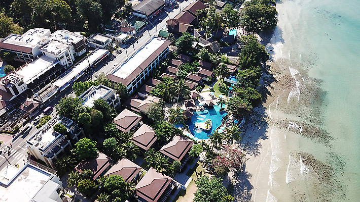 포토 JPG 해외이미지 나무 구름 아시아 모래 바다 섬 여행 태국 자연 하늘 휴가 휴식 열대 산 파노라마 동양인 풍경 사람없음 야외 초록색 물 여름 파란색 맑음 만 숲 언덕 드론 파라다이스 그리너리 해외포토 자연요소 식물 계절 나라 컬러 컨셉 날씨 촬영기법 인종 생태계 파일형식 트랜드컬러 이미지허브