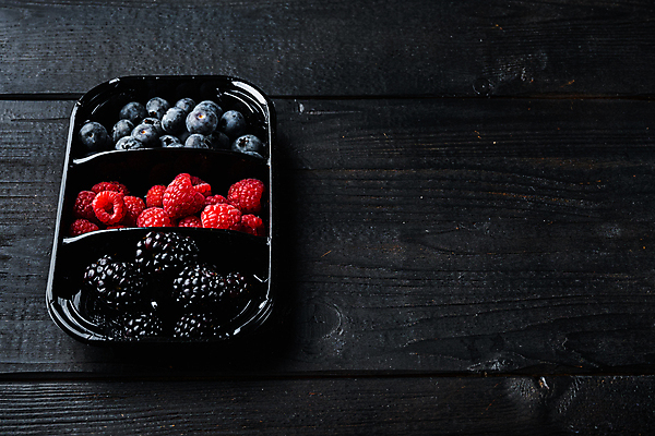 포토 JPG 해외이미지 백그라운드 사람없음 달콤 블루베리 산딸기 블랙베리 도시락통 카피스페이스 나무배경 해외포토 과일 공백 용기_그릇 맛 파일형식 이미지허브