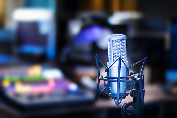 포토 JPG 해외이미지 직업 디자인 음악 컨셉 통신 아침 실내 사람없음 햇빛 축제 텔레비전 소리 공백 콘서트 장비 뉴스 역 볼륨 극장 DJ 마이크 라디오 전자 오디오 방송 동영상 뮤지컬 보컬 스타일 카피스페이스 해외포토 주간 음향기기 교통시설 문화예술 내부 전자제품 태양 공연 파일형식 이미지허브