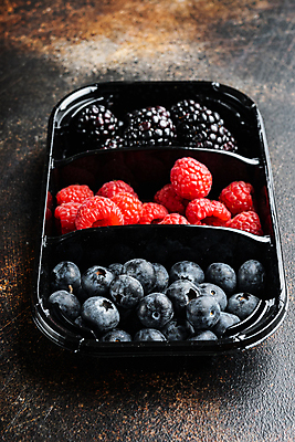 포토 JPG 해외이미지 백그라운드 사람없음 달콤 블루베리 산딸기 블랙베리 도시락통 해외포토 과일 용기_그릇 맛 파일형식 이미지허브