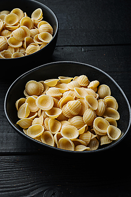 포토 JPG 해외이미지 식재료 검은배경 실내 사람없음 담기 파스타면 콘킬리에 해외포토 백그라운드 모션 파스타 내부 검은색 면류 파일형식 이미지허브