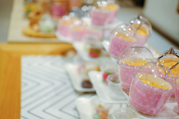 포토 JPG 해외이미지 음식 디저트 사람없음 컵 케이크 빵집 달콤 맛 컵케이크 굽기 머핀 페스츄리 핸드메이드 해외포토 식기 빵 컨셉 상점 구이 파일형식 이미지허브