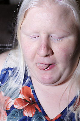 포토 JPG 해외이미지 라이프스타일 여자 얼굴 음식 백그라운드 다이어트 건강 요리 한명 사람 세로 식사 저녁식사 튀김 껍질 입 핥기 먹기 비만 입술 코 점심식사 부스러기 빵가루 영양분 영양소 해로움 해외포토 1 컨셉 모션 생활 신체부위 몸매 파일형식 이미지허브