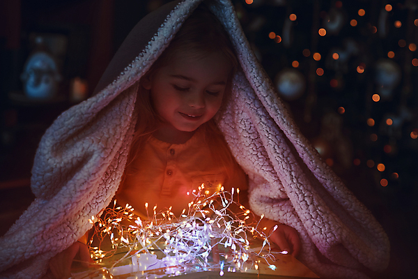 포토 JPG 해외이미지 백인 계절 행복 어린이 크리스마스 동화 휴가 전등 새해 이야기 선물 한명 미소 사람 소년 장식 크리스마스트리 기쁨 축하 아기 야간 담요 비밀 흥분 소원 마법 걸음마 광 해외포토 자연요소 서양인 1 기념일 남자 감정 컨셉 모션 조명 표정 파일형식 이미지허브