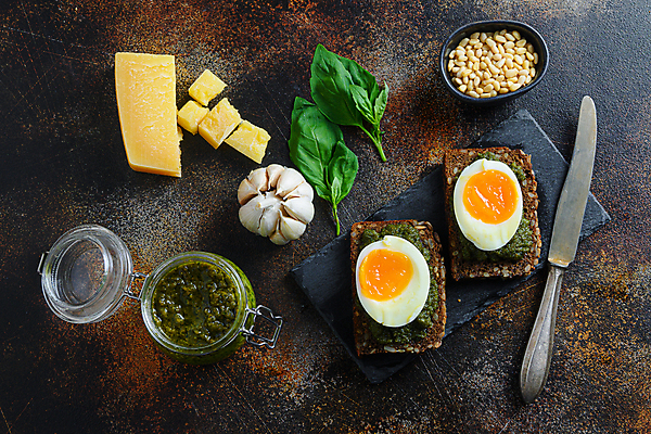 포토 JPG 해외이미지 음식 치즈 마늘 사람없음 하이앵글 계란 계란요리 땅콩 삶은계란 바질 반숙 잼나이프 파니니 페스토 해외포토 뷰포인트 채소 유제품 샌드위치 요리 알 견과류 소스_음식 나이프 파일형식 이미지허브