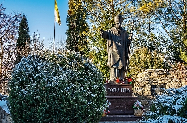 포토 JPG 해외이미지 유럽 벽 여행 겨울 건축양식 아침 거리 사람없음 야외 건물 성당 교회 탑 맑음 축제 추위 도시 역사 언덕 타운 우크라이나 파멸 해외포토 주간 건축물 계절 건축 나라 컨셉 종교건축 날씨 파일형식 소멸 이미지허브