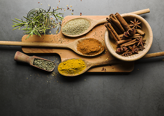 포토 JPG 해외이미지 재료 고추 탁자 건조 건강 종류 요리 동양인 사람없음 목재 빨간색 숟가락 여러개 회색 바위 뜨거움 고명 양념 조미료 사발 맛 가루 인도인 허브 향신료 유기농 매움 날것 후추 카레 바질 내추럴 땅바닥 시나몬 오레가노 카피스페이스 해외포토 외국인 나무 식물 웰빙 음식 컬러 가구 다수 컨셉 채소 바닥 수저 인종 공백 돌_바위 사기그릇 향미료 파일형식 이미지허브