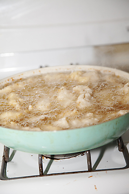 포토 JPG 해외이미지 접시 음식 조각 백그라운드 다이어트 손가락 근육 건강 식이요법 육류 요리 사람없음 세로 식사 저녁식사 치킨 튀김 껍질 뜨거움 조직 맛 가슴 먹기 준비 유기농 점심식사 단백질 빵가루 영양분 해외포토 식기 손 웰빙 컨셉 식재료 모션 신체부위 닭고기요리 영양소 파일형식 이미지허브