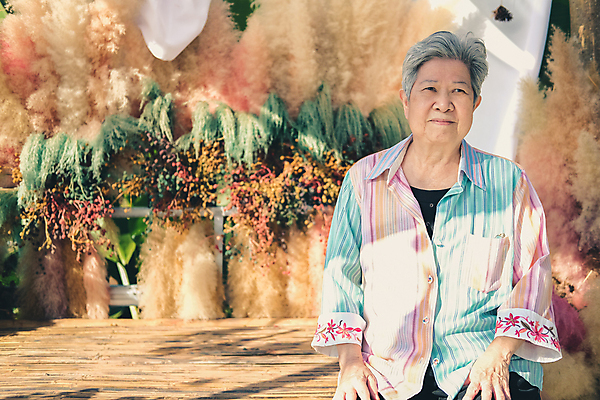 포토 JPG 해외이미지 라이프스타일 여자 행복 휴식 주택 건강 한명 미소 동양인 발코니 은퇴 옛날 해외포토 1 감정 컨셉 표정 사람 인종 건물 생활 파일형식 이미지허브