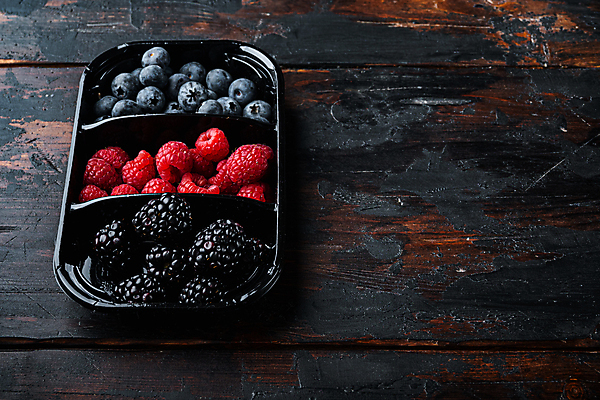 포토 JPG 해외이미지 백그라운드 사람없음 달콤 블루베리 산딸기 블랙베리 도시락통 카피스페이스 나무배경 해외포토 과일 공백 용기_그릇 맛 파일형식 이미지허브