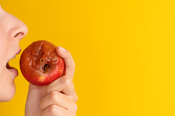 포토 JPG 해외이미지 손 얼굴 음식 백그라운드 과일 자연 한명 사람 빨간색 갈색 노란색 손상 잡기 구멍 주름 치아 지저분함 사과 위험 먹기 피부 오브젝트 유기농 토막 낭비 내추럴 나쁜 곰팡이 숙성 썩음 옛날 해로움 노화 못생김 해외포토 1 웰빙 컬러 컨셉 모션 신체부위 소화기관 감각 생태계 파일형식 이미지허브