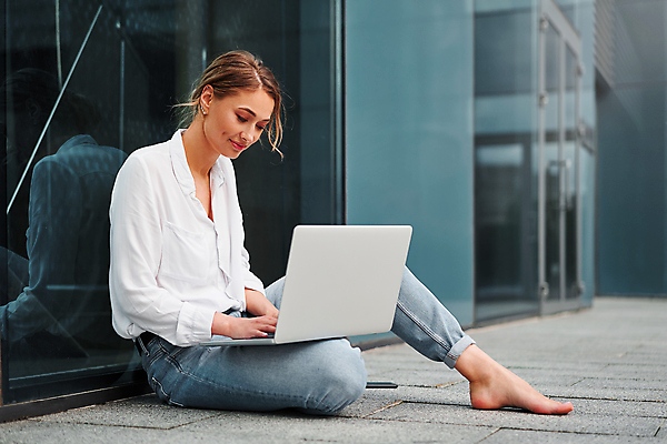 포토 JPG 해외이미지 백인 직업 여자 행복 생각 인터넷 비즈니스 사업가 성공 한명 서기 야외 건물 금융 노트북 반사 공책 거래 비즈니스우먼 자신감 우아함 연결 대표 종업원 중개인 경영자 온라인 전자상거래 경영 독립 온라인강의 중소기업 해외포토 서양인 1 건축물 감정 컨셉 회사 모션 문구용품 사람 경제 전자제품 직장인 강의 리더 파일형식 언택트 이미지허브