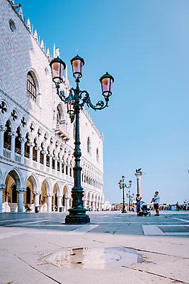 포토 JPG 해외이미지 행복 유럽 섬 여행 건축양식 휴가 거리 사람없음 건물 물 파란색 도시풍경 컬러풀 성당 교회 여행객 이탈리아 도시 보트 역사 곤돌라 지중해 그림 운하 베네치아 방문 바실리카 옛날 채널 해외포토 자연요소 건축물 건축 감정 나라 바다 컬러 배_교통 종교건축 사람 풍경 파일형식 이미지허브