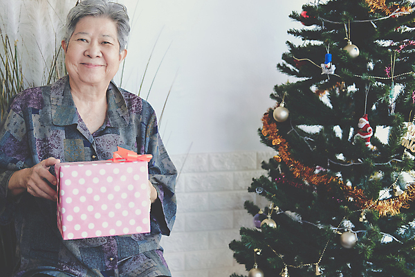포토 JPG 해외이미지 나무 라이프스타일 계절 여자 노년 할머니 크리스마스 휴가 기념 선물 한명 앉기 장식 상자 크리스마스트리 축제 축하 12월 은퇴 옛날 해외포토 식물 1 기념일 컨셉 모션 사람 성인 생활 날짜 파일형식 이미지허브