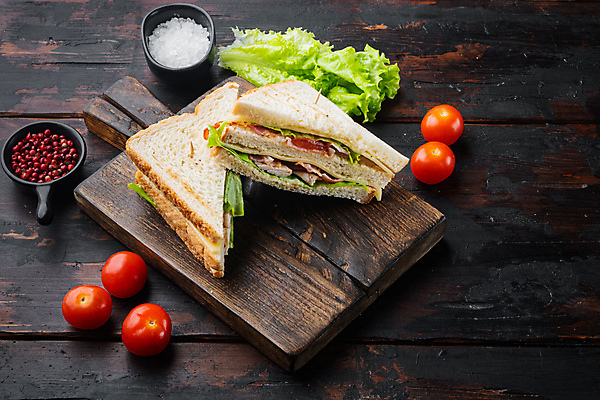 포토 JPG 해외이미지 조각 방울토마토 단면 샌드위치 사람없음 신선 나무도마 로메인상추 플레이팅 해외포토 음식 토마토 도마 목재 상추 상차림 파일형식 이미지허브