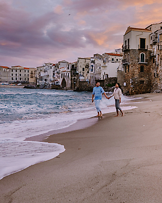 포토 JPG 해외이미지 커플 행복 유럽 바다 여행 벤치 건축양식 관계 휴가 주택 사람 야외 두명 건물 여름 도시풍경 성당 교회 마을 항구 이탈리아 도시 지중해 타운 스카이라인 구시가지 바실리카 해외포토 건축물 계절 건축 감정 나라 의자 종교건축 교통시설 풍경 파일형식 이미지허브