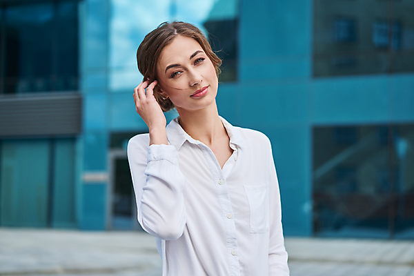 포토 JPG 해외이미지 백인 직업 여자 와이셔츠 생각 비즈니스 사업가 창문 성공 거리 한명 서기 야외 건물 30대 금융 사무실 반사 걷기 비즈니스우먼 자신감 우아함 도심 대표 종업원 중개인 경영자 리더 바쁨 비서 경영 심각 중소기업 해외포토 서양인 1 건축물 감정 컨셉 셔츠 회사 모션 사람 장년 경제 도시 직장인 파일형식 이미지허브