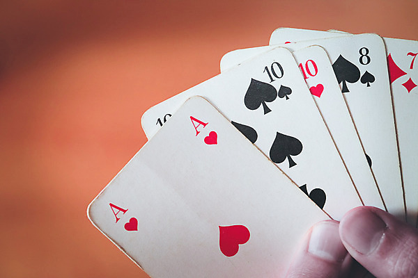 포토 JPG 해외이미지 손 신체부위 잡기 트럼프 도박 포커 해외포토 모션 사람 놀이용품 게임 파일형식 이미지허브