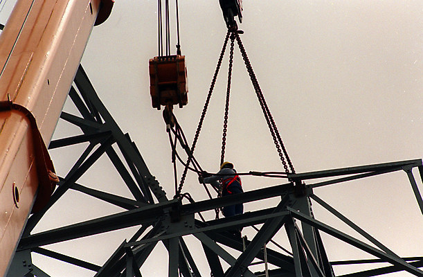 포토 JPG 해외이미지 주간 전신 남자 한명 서기 성인 야외 건설현장 당기기 타워크레인 철근구조물 성인남자한명만 해외포토 자연요소 1 모션 건설업 사람 구조물 기중기 남자한명만 성인남자만 파일형식 이미지허브