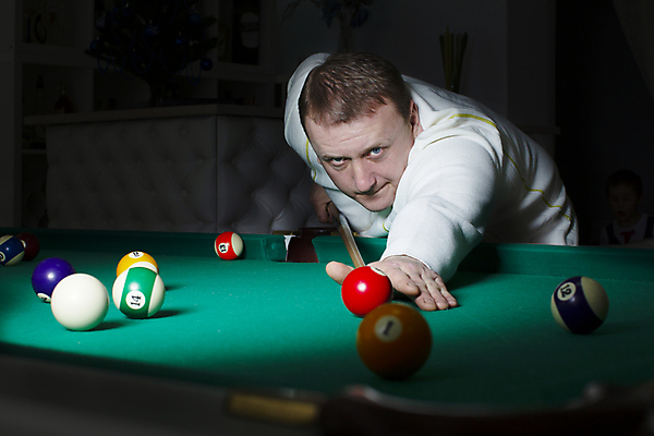 포토 JPG 해외이미지 백인 1 손 남자 스포츠 장난 공 놀이 탁자 성공 휴식 실내 표정 한명 사람 성인 취미 초록색 경쟁 게임 도박 목표 발사 강의 당구 집중 오브젝트 조준 추적 여의주 플레이어 유흥 해외포토 서양인 컬러 가구 컨셉 모션 내부 신체부위 구기 파일형식 이미지허브