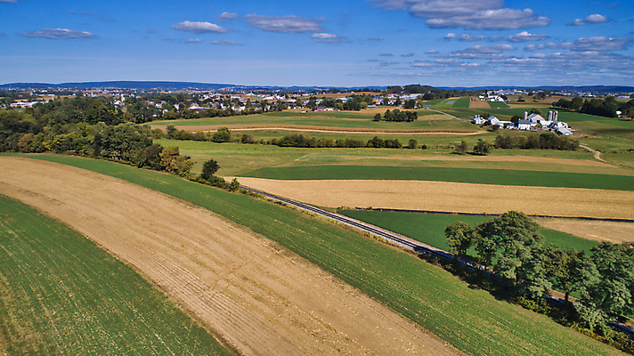 포토 JPG 해외이미지 식물 계절 산업 문화 음식 백그라운드 잎 밭 농업 채소 자연 하늘 옥수수 사람없음 야외 초록색 파란색 농작물 농장 농경지 환경 맑음 봄 수확 성장 시골 신선 낟알 땅 유기농 장면 내추럴 드론 밭일 줄서기 수평선 세련 해외포토 웰빙 컬러 모션 날씨 곡류 생태계 파일형식 이미지허브