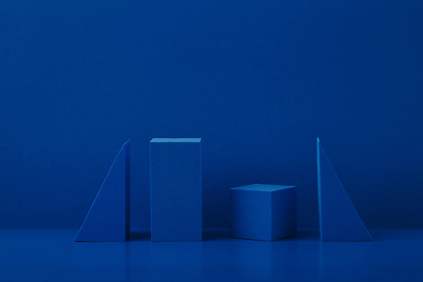 포토 JPG 해외이미지 스튜디오촬영 실내 사람없음 파란색 3D 삼각형 오브젝트 파란배경 정사각형 일렬 직사각형 입체도형 목업 해외포토 도형 컬러 백그라운드 내부 입체 디지털합성 파일형식 이미지허브