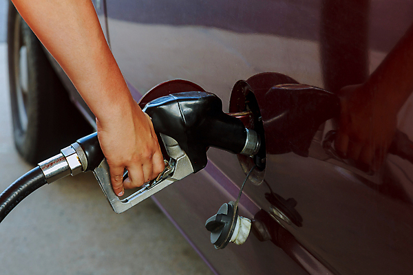 포토 JPG 해외이미지 주간 손 자동차 들기 야외 신체부위 반사 잡기 주유기 주유 넣기 주유구 주유건 해외포토 자연요소 육상교통 모션 사람 기계 파일형식 이미지허브