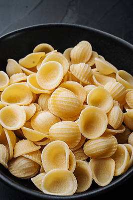 포토 JPG 해외이미지 식재료 검은배경 실내 사람없음 담기 파스타면 콘킬리에 해외포토 백그라운드 모션 파스타 내부 검은색 면류 파일형식 이미지허브