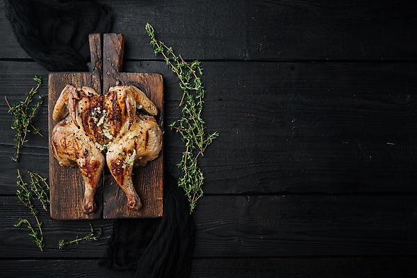포토 JPG 해외이미지 사람없음 하이앵글 검은색 치킨 닭고기 허브 그릴구이 나무도마 백리향 카피스페이스 해외포토 식물 뷰포인트 컬러 도마 육류 목재 공백 구이 닭고기요리 파일형식 이미지허브