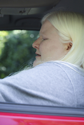 포토 JPG 해외이미지 백인 1 손 응시 여자 얼굴 백그라운드 컨셉 의자 비즈니스 자동차 거리 한명 사람 앉기 성인 야외 옆모습 빨간색 뷰티 유행 문 침묵 운전 차도 잡기 바퀴 운전사 주차 고객 바둑 주인 자동 소유 해외포토 서양인 직업 시선 도로 육상교통 뷰포인트 컬러 가구 모션 놀이 신체부위 소리 파일형식 이미지허브