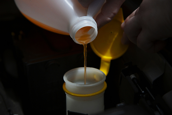 포토 JPG 해외이미지 손 자동차 들기 근접촬영 신체부위 어둠 붓기 주입구 워셔액 해외포토 육상교통 뷰포인트 모션 사람 차량용품 파일형식 이미지허브