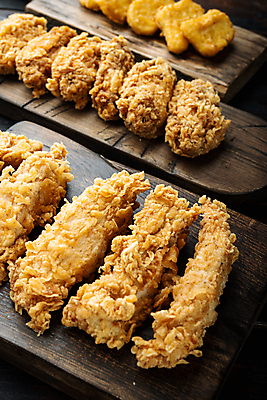 포토 JPG 해외이미지 사람없음 닭고기 튀김 나무도마 닭가슴살 닭날개 닭목 치킨너겟 해외포토 음식 도마 육류 목재 파일형식 이미지허브