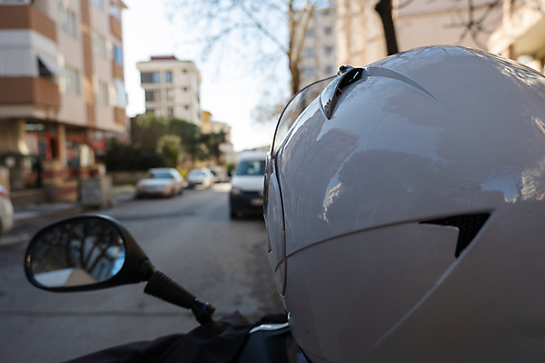 포토 JPG 해외이미지 라이프스타일 산업 교통수단 여행 컨셉 가방 교통시설 청소년 거리 한명 사람 성인 사람없음 야외 가로 햇빛 거울 운전 자유 오토바이 도시 작업 바퀴 택배기사 배달원 승차 헬멧 아스팔트 배송 서비스 속도 시티라이프 성인만 카피스페이스 해외포토 직업 1 잡화 도로 교통 모션 생활 태양 바이크 공백 보호장비 시설 파일형식 이미지허브