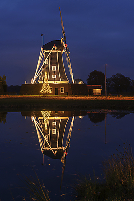 포토 JPG 해외이미지 크리스마스 겨울 가로등 오렌지 창문 조명 사람없음 야외 건물 물 파란색 크리스마스트리 반사 황혼 새벽 거울 풍차 벨트 연못 행운 역사 분위기 저녁 네덜란드 밀가루 문학 기념물 천연기념물 방앗간 구식 심지 옛날 해외포토 자연요소 건축물 잡화 계절 공공시설 기념일 유럽 컬러 컨셉 과일 일몰 야간 가루 파일형식 이미지허브