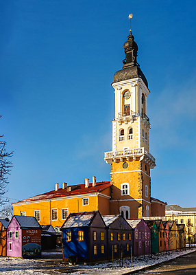 포토 JPG 해외이미지 유럽 벽 여행 겨울 건축양식 호텔 아침 거리 사람없음 야외 건물 탑 식당 맑음 축제 추위 도시 역사 언덕 시계탑 타운 연립주택 시청 우크라이나 파멸 해외포토 주간 건축물 계절 건축 나라 컨셉 숙소 날씨 주택 상점 관공서 파일형식 소멸 이미지허브