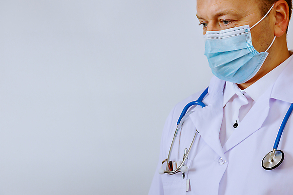 포토 JPG 해외이미지 직업 손 유니폼 청진기 노동자 건강 병원 한명 서기 미소 치료 약 건강관리 장비 간호사 의사 흰색 업무 자신감 컨설턴트 문서 돌봄 소아과의사 치료사 해외포토 1 옷 감정 컬러 의학 의료기기 모션 표정 관리 사람 신체부위 의료진 작업 전문직 상담 파일형식 이미지허브