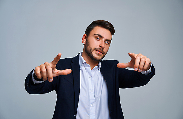 포토 JPG 해외이미지 백인 직업 1 남자 행복 얼굴 백그라운드 컨셉 비즈니스 사업가 손가락 성공 수염 한명 서기 미소 사람 정장 성인 금융 우승 비즈니스맨 자신감 치아 대표 긍정 이익 경영 승자 정중 해외포토 서양인 손 옷 감정 모션 표정 신체부위 경제 최고 직장인 소화기관 파일형식 이미지허브