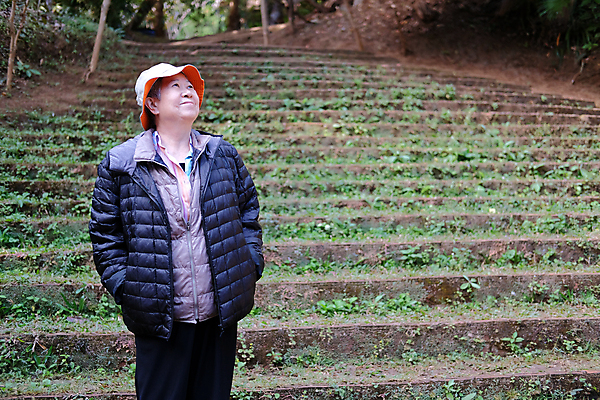 포토 JPG 해외이미지 라이프스타일 공원 여자 행복 휴식 한명 동양인 야외 정원 은퇴 옛날 해외포토 1 공공시설 감정 컨셉 사람 인종 생활 파일형식 이미지허브