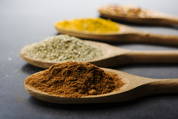 포토 JPG 해외이미지 재료 고추 탁자 건조 건강 종류 요리 동양인 사람없음 목재 빨간색 숟가락 여러개 회색 바위 뜨거움 고명 양념 조미료 사발 맛 가루 인도인 허브 향신료 유기농 매움 날것 후추 카레 바질 내추럴 땅바닥 시나몬 오레가노 해외포토 외국인 나무 식물 웰빙 음식 컬러 가구 다수 컨셉 채소 바닥 수저 인종 돌_바위 사기그릇 향미료 파일형식 이미지허브