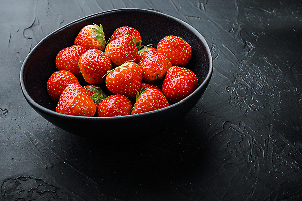 포토 JPG 해외이미지 그릇 딸기 검은배경 사람없음 빨간색 해외포토 식기 컬러 백그라운드 과일 검은색 파일형식 이미지허브