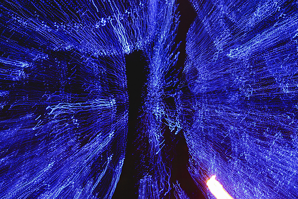 포토 JPG 해외이미지 모양 유럽 선 이동 모션 하늘 추상 전등 사람없음 파란색 빛 반짝임 컬러풀 파티 디지털 어둠 줄무늬 활발 기쁨 에너지 광선 축하 주름 변화 스페인 입자 야간 큼 폭발 진동 역동적 쇼 야광 현상 효과 해외포토 자연요소 감정 나라 컬러 컨셉 무늬 조명 이벤트 크기 파일형식 이미지허브