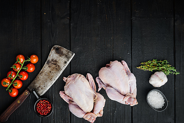 포토 JPG 해외이미지 방울토마토 마늘 생고기 사람없음 닭고기 식칼 굵은소금 백리향 생닭 통후추 카피스페이스 해외포토 토마토 채소 주방용품 육류 공백 닭 소금 후추 파일형식 이미지허브