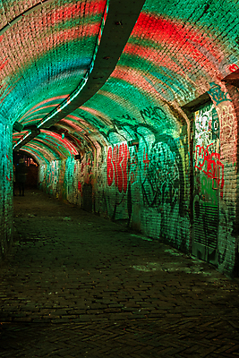 포토 JPG 해외이미지 유럽 벽 분홍색 백그라운드 건축양식 벽돌 조명 거리 미술 사람없음 물 도시풍경 컬러풀 꼬리표 보라색 어둠 페인트 자유 바위 도시 센터 중세 역사 도심 그래피티 야간 저녁 벽화 네덜란드 예술가 분무기 지하 빛망울 옛날 해외포토 자연요소 건축 나라 컬러 컨셉 문화예술 풍경 빛 라벨 돌_바위 낙서 그림 파일형식 이미지허브