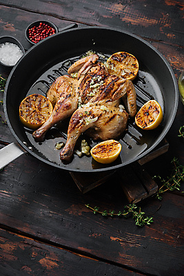 포토 JPG 해외이미지 사람없음 하이앵글 치킨 닭고기 프라이팬 레몬 허브 소금 그릴구이 백리향 해외포토 식물 뷰포인트 과일 주방용품 육류 구이 닭고기요리 파일형식 이미지허브