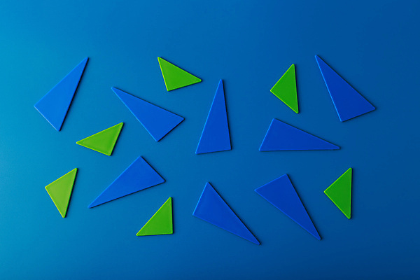 포토 JPG 해외이미지 스튜디오촬영 실내 사람없음 초록색 하이앵글 3D 삼각형 오브젝트 파란배경 입체도형 목업 해외포토 도형 뷰포인트 컬러 백그라운드 내부 파란색 입체 디지털합성 파일형식 이미지허브