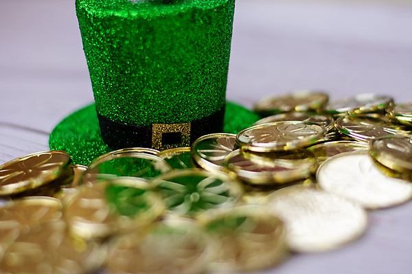 포토 JPG 해외이미지 모양 행복 문화 백그라운드 무지개 잎 날씨 휴가 전등 바닥 이벤트 사람없음 목재 장식 초록색 빛 봄 축하 인사 최고 4 행운 재산 황금 우아함 성자 클로버 토끼풀 널 심볼 고민 질감 초대 꽃가루 아일랜드 마법 패티 논밭 파케트 해외포토 자연요소 나무 식물 계절 감정 유럽 종교 컬러 컨셉 밭 재료 조명 논 금융 숫자 예절 가루 파일형식 이미지허브