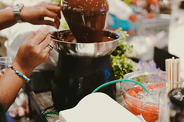 포토 JPG 해외이미지 손 디저트 실내 들기 아웃포커스 신체부위 초콜릿 기계 흐름 달콤 퐁듀 해외포토 음식 컨셉 모션 촬영기법 사람 내부 맛 파일형식 이미지허브