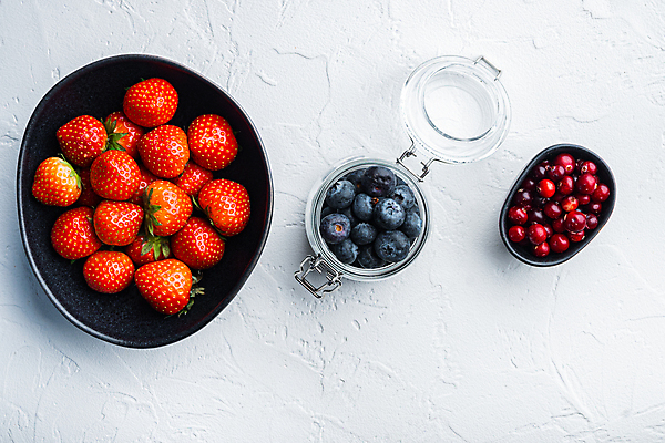 포토 JPG 해외이미지 그릇 딸기 유리병 사람없음 빨간색 흰배경 블루베리 크랜베리 해외포토 식기 열매 컬러 백그라운드 과일 병_용기 흰색 파일형식 이미지허브