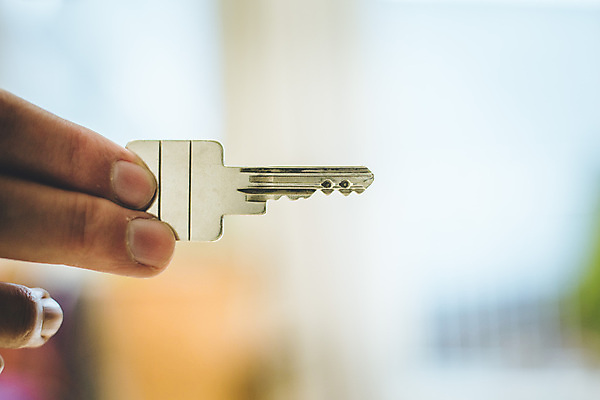 포토 JPG 해외이미지 손 컨셉 비즈니스 모션 성공 열쇠 부동산 아파트 주택 선물 안전 사람없음 건물 금속 잡기 재산 구매 중개인 잠금 보안 주인 대여 대출 렌탈 진짜 처음 카피스페이스 현실 해외포토 직업 건축물 재질 신체부위 금융 쇼핑 공백 파일형식 이미지허브